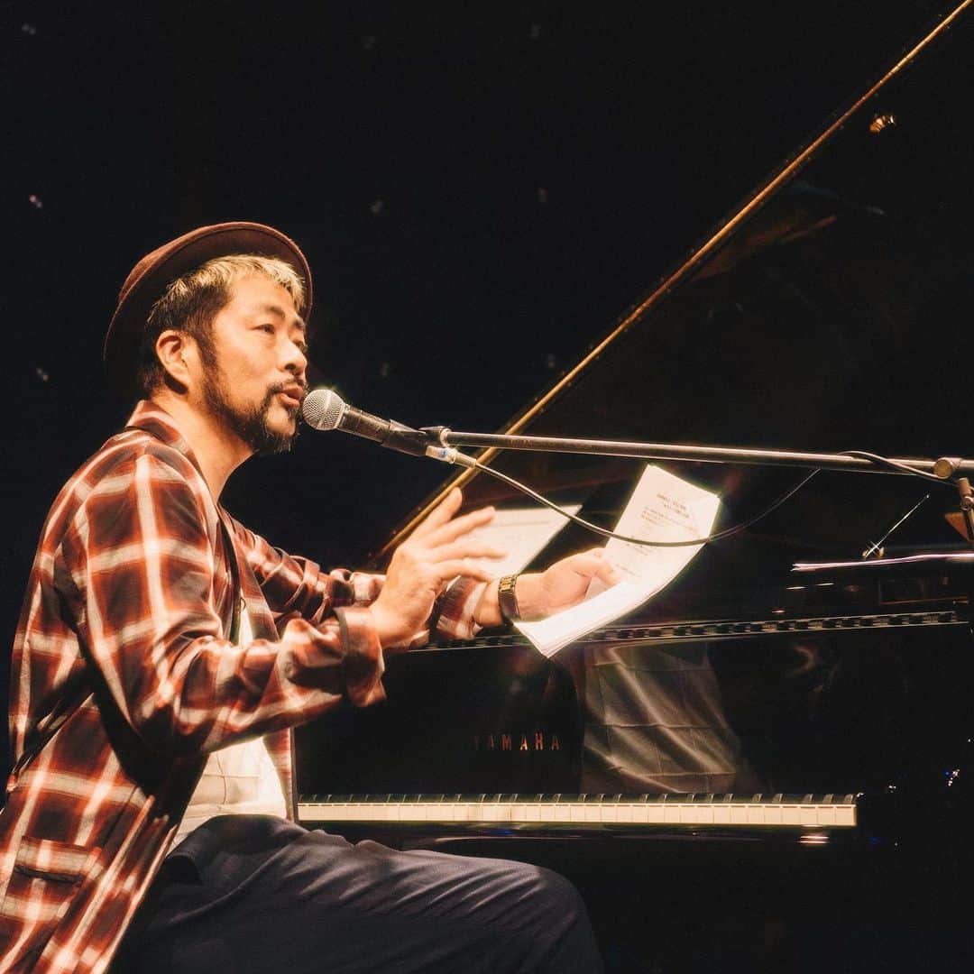 SWING-O a.k.a. 45さんのインスタグラム写真 - (SWING-O a.k.a. 45Instagram)「#soulpianotour #写真館 #2 結構しゃべるし、お客さんのリクエストに即興で乗っかったりもするし、CDにサインもするんだわ✋✋✋ 9.27名古屋、10.4加古川、11.21渋谷などが決まってます！どこかでお会いしましょう✋✋✋ 写真はこちらに更に沢山アップしました https://jazzmaffia.exblog.jp/27780025/  pics by @sosukehattori」9月24日 1時00分 - swingo45