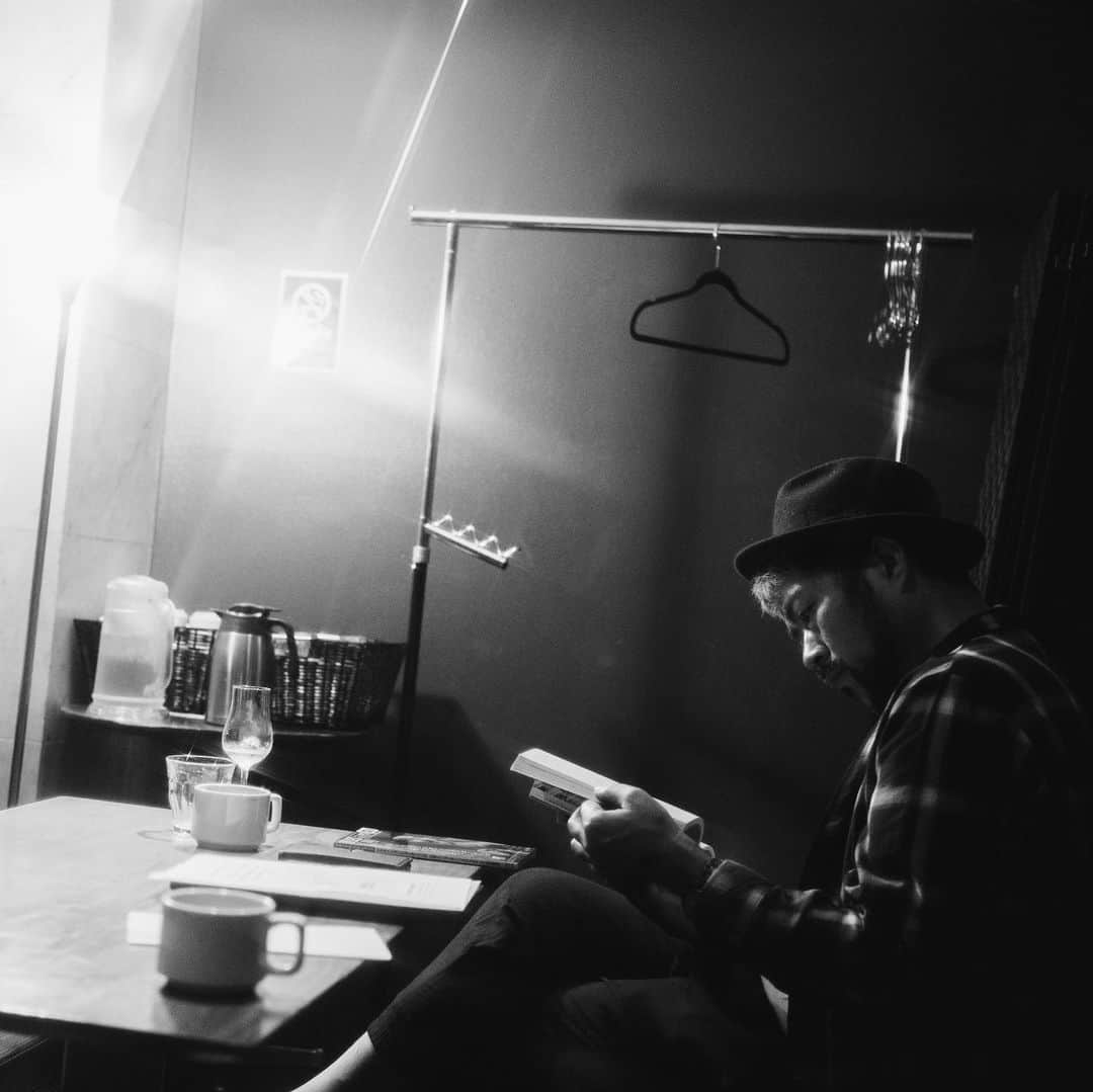 SWING-O a.k.a. 45さんのインスタグラム写真 - (SWING-O a.k.a. 45Instagram)「#soulpianotour #写真館 #2 結構しゃべるし、お客さんのリクエストに即興で乗っかったりもするし、CDにサインもするんだわ✋✋✋ 9.27名古屋、10.4加古川、11.21渋谷などが決まってます！どこかでお会いしましょう✋✋✋ 写真はこちらに更に沢山アップしました https://jazzmaffia.exblog.jp/27780025/  pics by @sosukehattori」9月24日 1時00分 - swingo45