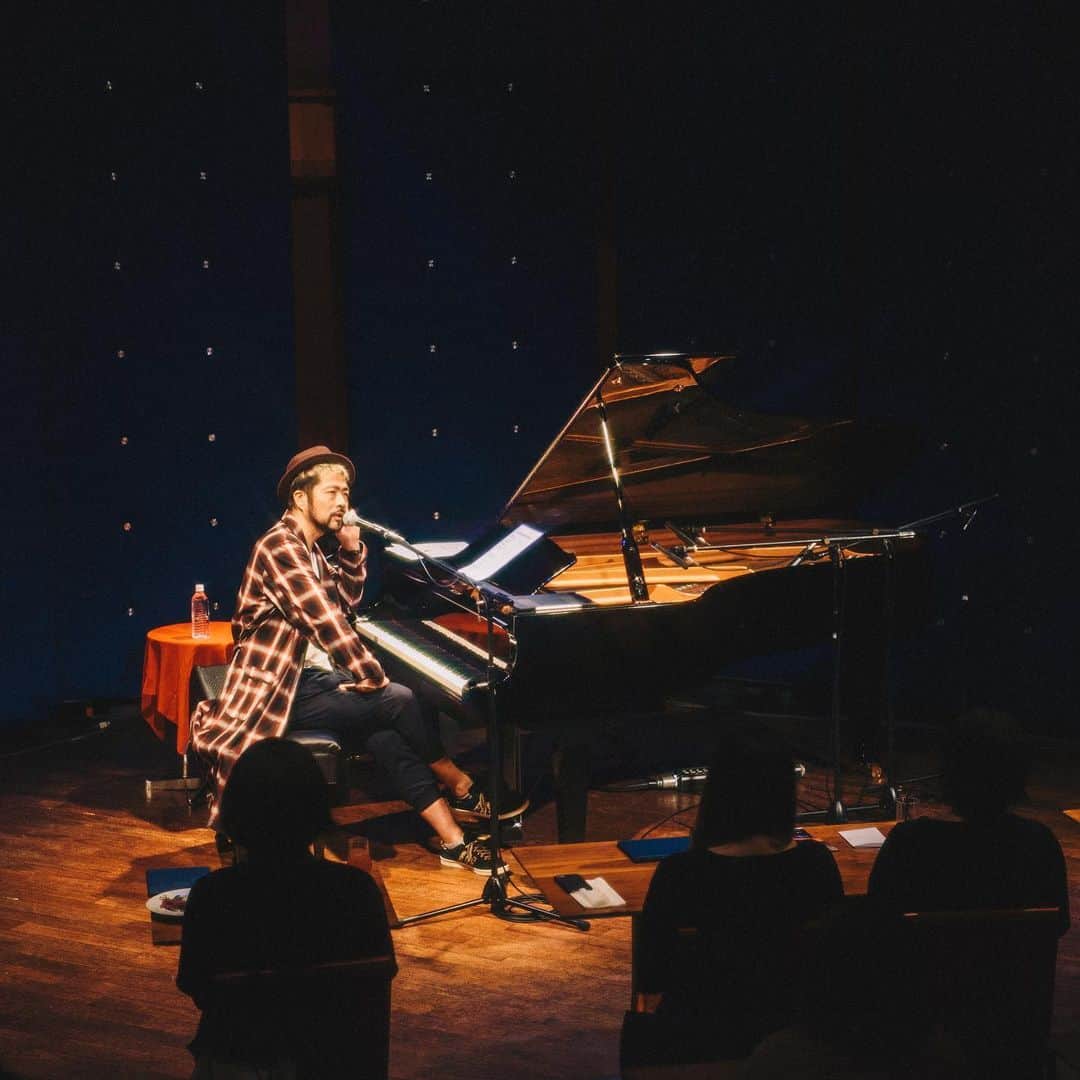 SWING-O a.k.a. 45さんのインスタグラム写真 - (SWING-O a.k.a. 45Instagram)「#soulpianotour #写真館 #2 結構しゃべるし、お客さんのリクエストに即興で乗っかったりもするし、CDにサインもするんだわ✋✋✋ 9.27名古屋、10.4加古川、11.21渋谷などが決まってます！どこかでお会いしましょう✋✋✋ 写真はこちらに更に沢山アップしました https://jazzmaffia.exblog.jp/27780025/  pics by @sosukehattori」9月24日 1時00分 - swingo45