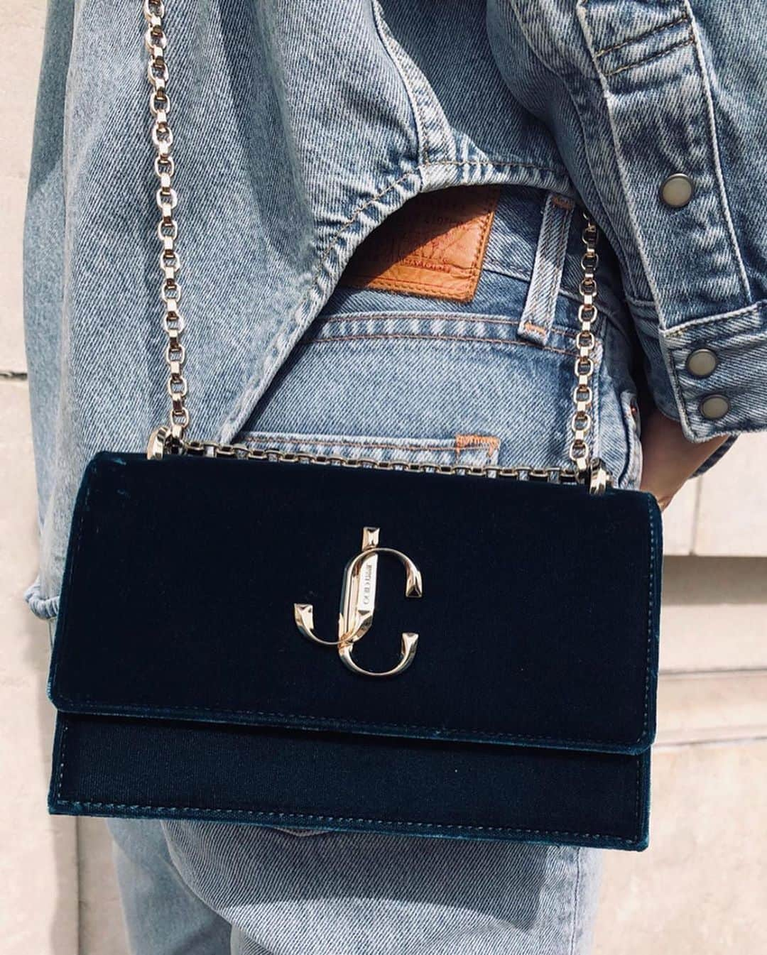 Jimmy Chooさんのインスタグラム写真 - (Jimmy ChooInstagram)「Elevate a full denim look like @pernilleteisbaek with our MAVIS boots and VARENNE clutch. Complete your new season collection with our velvet BOHEMIA cross body #JCCollection」9月24日 1時01分 - jimmychoo