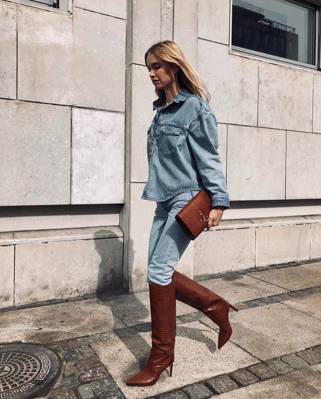 Jimmy Chooさんのインスタグラム写真 - (Jimmy ChooInstagram)「Elevate a full denim look like @pernilleteisbaek with our MAVIS boots and VARENNE clutch. Complete your new season collection with our velvet BOHEMIA cross body #JCCollection」9月24日 1時01分 - jimmychoo