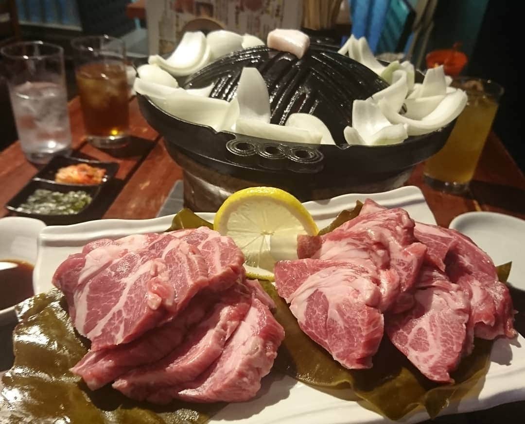松本康太さんのインスタグラム写真 - (松本康太Instagram)「『昆布〆ジンギスカン』札幌すすきのにある「これがジンギスカン」と言うお店(*^^*) めちゃくちゃ美味しい！利尻昆布でジンギスカンの臭みをとって、昆布の旨みをお肉に♪塩で食べると激旨なのです♪  #昆布〆 #昆布〆ジンギスカン #これがジンギスカン #札幌 #すすきの #ジンギスカン #昆布 #レギュラー松本 #あるある探検隊」9月24日 1時12分 - aruarutankentai.matsumoto