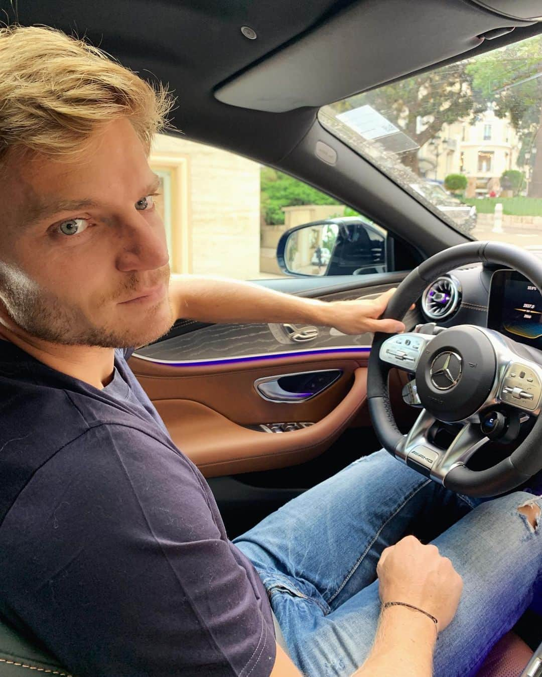 ダビド・ゴフィンさんのインスタグラム写真 - (ダビド・ゴフィンInstagram)「Monday vibes with @mercedesbenz_belgium 🤗」9月24日 1時09分 - david__goffin