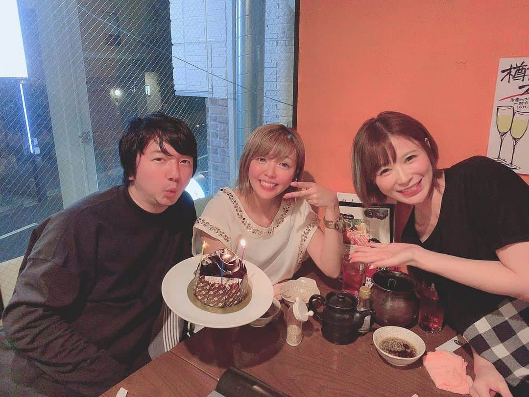 手島優さんのインスタグラム写真 - (手島優Instagram)「朗らかなお誕生日会🎂  マセキ芸能社の先輩後輩のやりとりを目の前におもしろき時間💕お腹痛い🤣🌈✨ ゆーびーむの思う「幸せ」という幸せを全てガッチリキャッチが私の願いです⭐️ #ゆーびーむ #三四郎相田 さん #マセキ芸能社  #先輩後輩 #主役より先に火消しちゃう先輩 #いい関係ですね」9月24日 1時10分 - tejimayuu0827