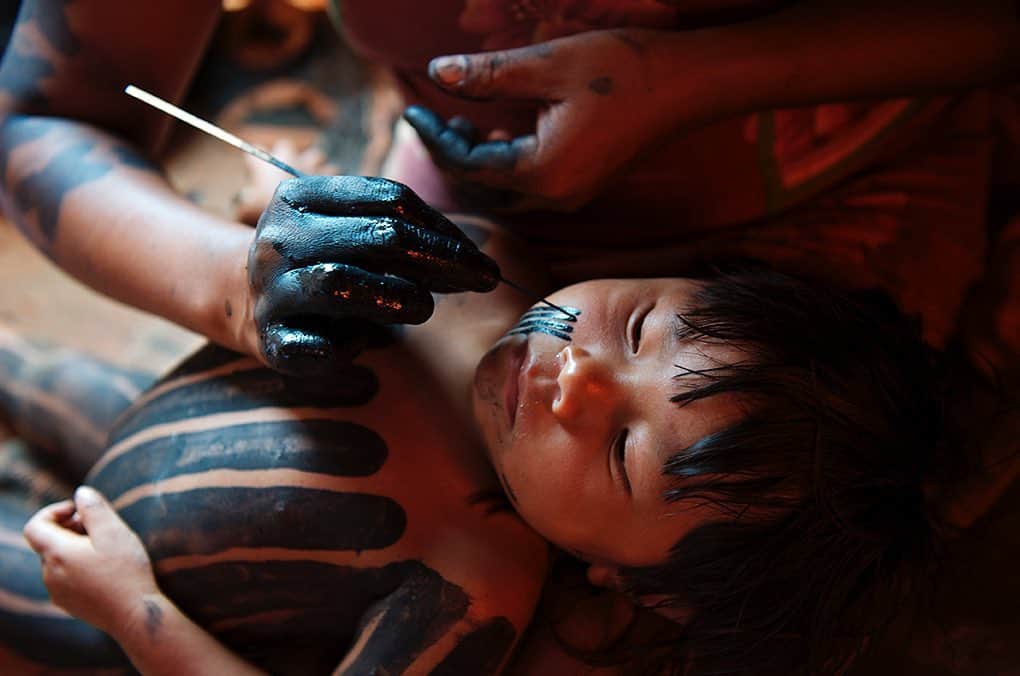 National Geographic Creativeさんのインスタグラム写真 - (National Geographic CreativeInstagram)「Photo by @cristinamittermeier | A Kayapo Indian woman applies body paint designs to a child in Aukre, Brazil. #Brazil #Tradition #Culture」9月24日 1時14分 - natgeointhefield