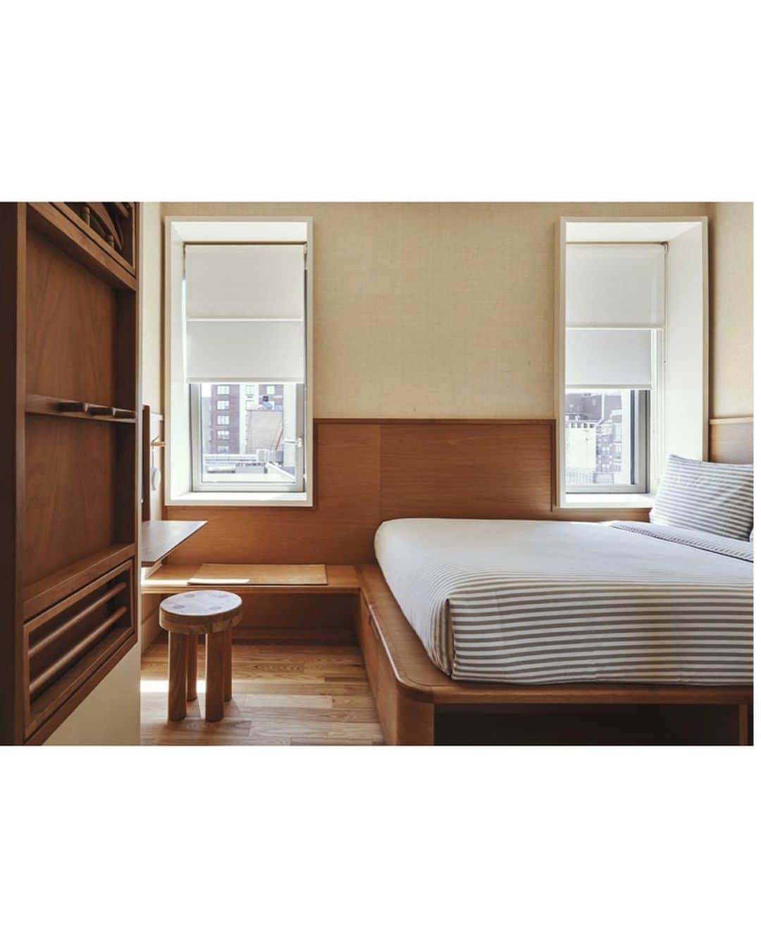 渡辺真実絵さんのインスタグラム写真 - (渡辺真実絵Instagram)「Ｎ Ｙ D Ａ Ｙ １ ﻿ 初日からこちらのHotelに2泊❤︎﻿ お部屋はコンパクトだけど居心地が良かった☺︎﻿ ﻿ Roof Topは金曜の夜ってこともあって﻿ 盛り上がってたなぁ 🥂💕」9月24日 1時16分 - mamu________________