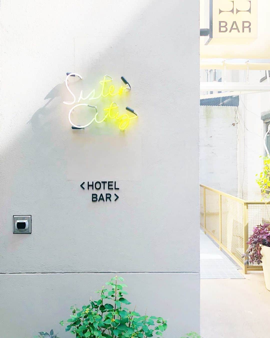 のインスタグラム：「Ｎ Ｙ D Ａ Ｙ １ ﻿ 初日からこちらのHotelに2泊❤︎﻿ お部屋はコンパクトだけど居心地が良かった☺︎﻿ ﻿ Roof Topは金曜の夜ってこともあって﻿ 盛り上がってたなぁ 🥂💕」