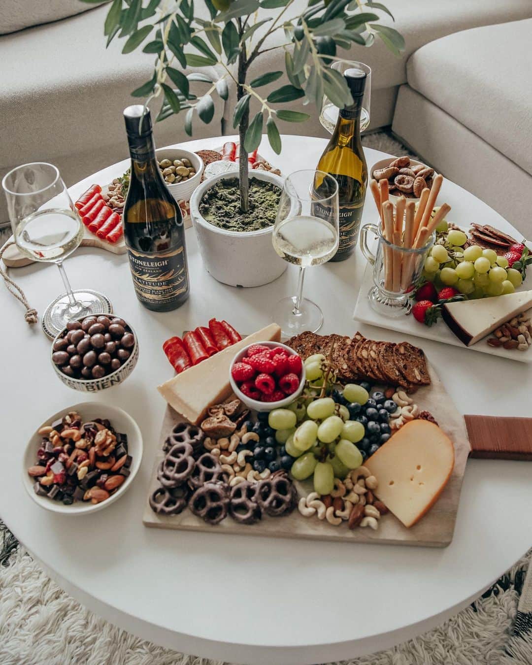 Stephanie Sterjovskiさんのインスタグラム写真 - (Stephanie SterjovskiInstagram)「Toasted the end of Summer 2019 with @stoneleighwine this weekend and some signature Jolly charcuterie boards (we always have these when we host) 😉 A little sad summer and Bachelor in Paradise has ended (comment if you watched below too 🤣), now I need some new shows to sip my wine! You can now find this wine in the Vintage section at @lcbo 👌 Cheers to this next season! #stoneleighwine #partner #fallentertaining #charcuterieboard」9月24日 1時28分 - stephsjolly