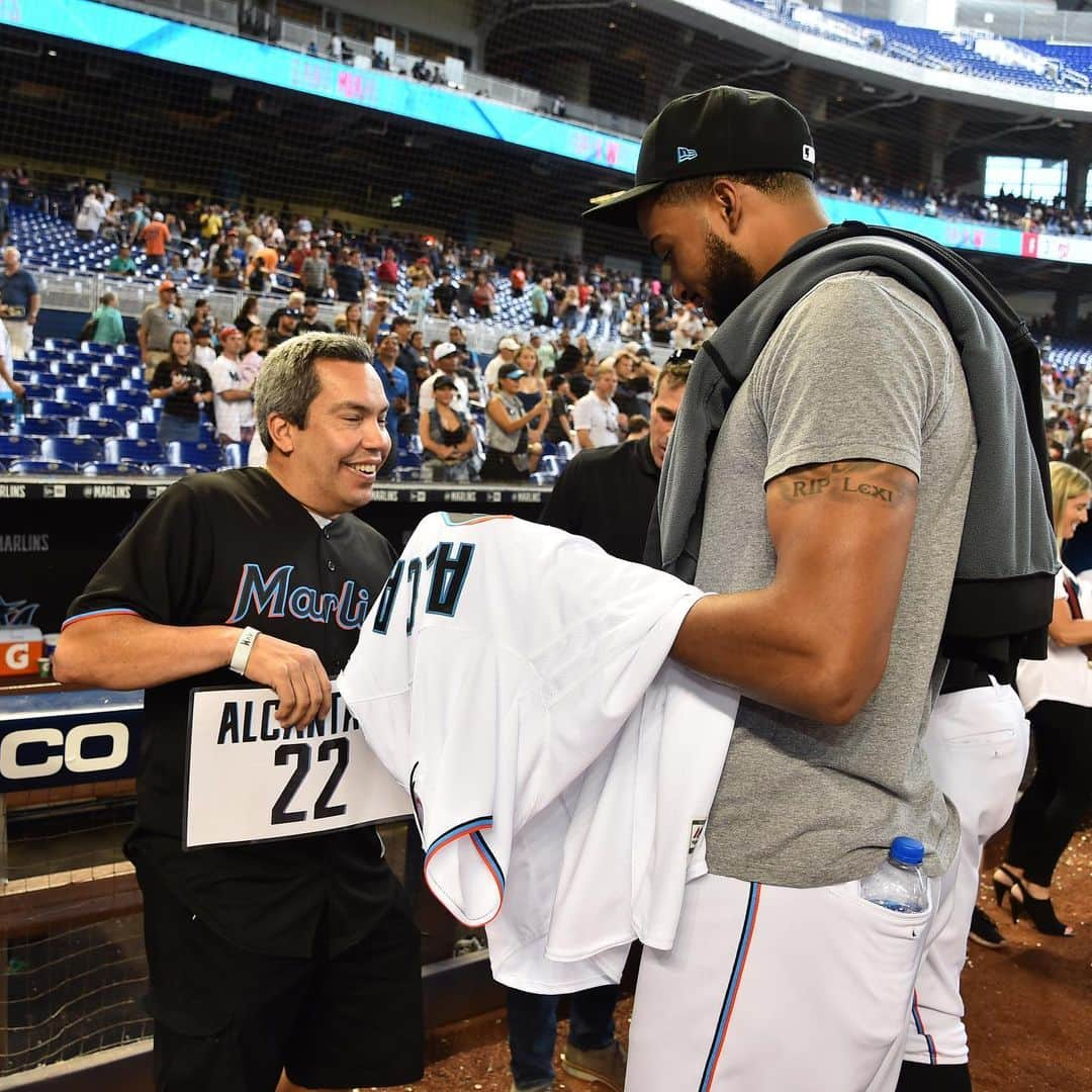 マイアミ・マーリンズさんのインスタグラム写真 - (マイアミ・マーリンズInstagram)「Jerseys off their backs … LEVELED UP by the ‘Lins. #JuntosMiami」9月24日 1時31分 - marlins