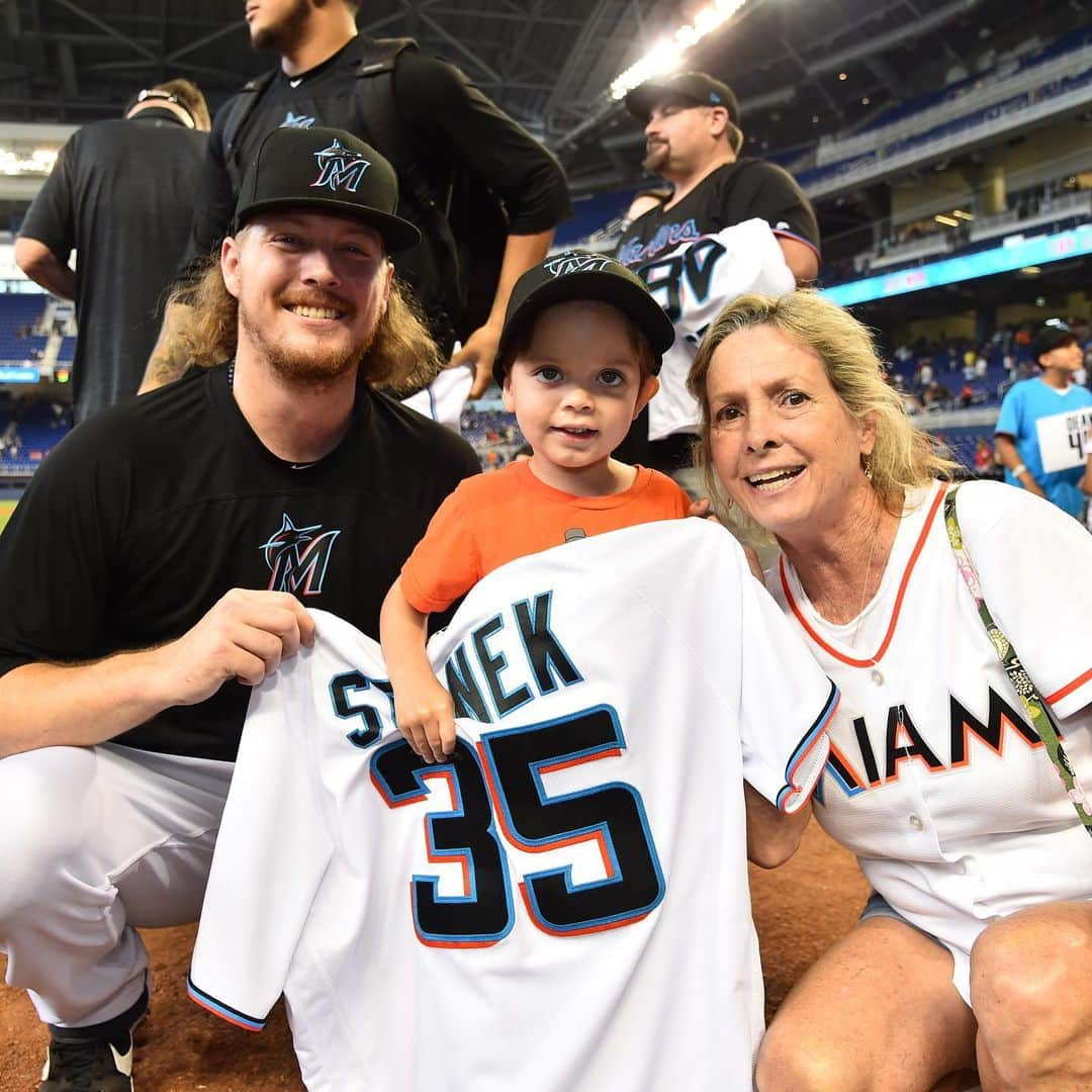 マイアミ・マーリンズさんのインスタグラム写真 - (マイアミ・マーリンズInstagram)「Jerseys off their backs … LEVELED UP by the ‘Lins. #JuntosMiami」9月24日 1時31分 - marlins