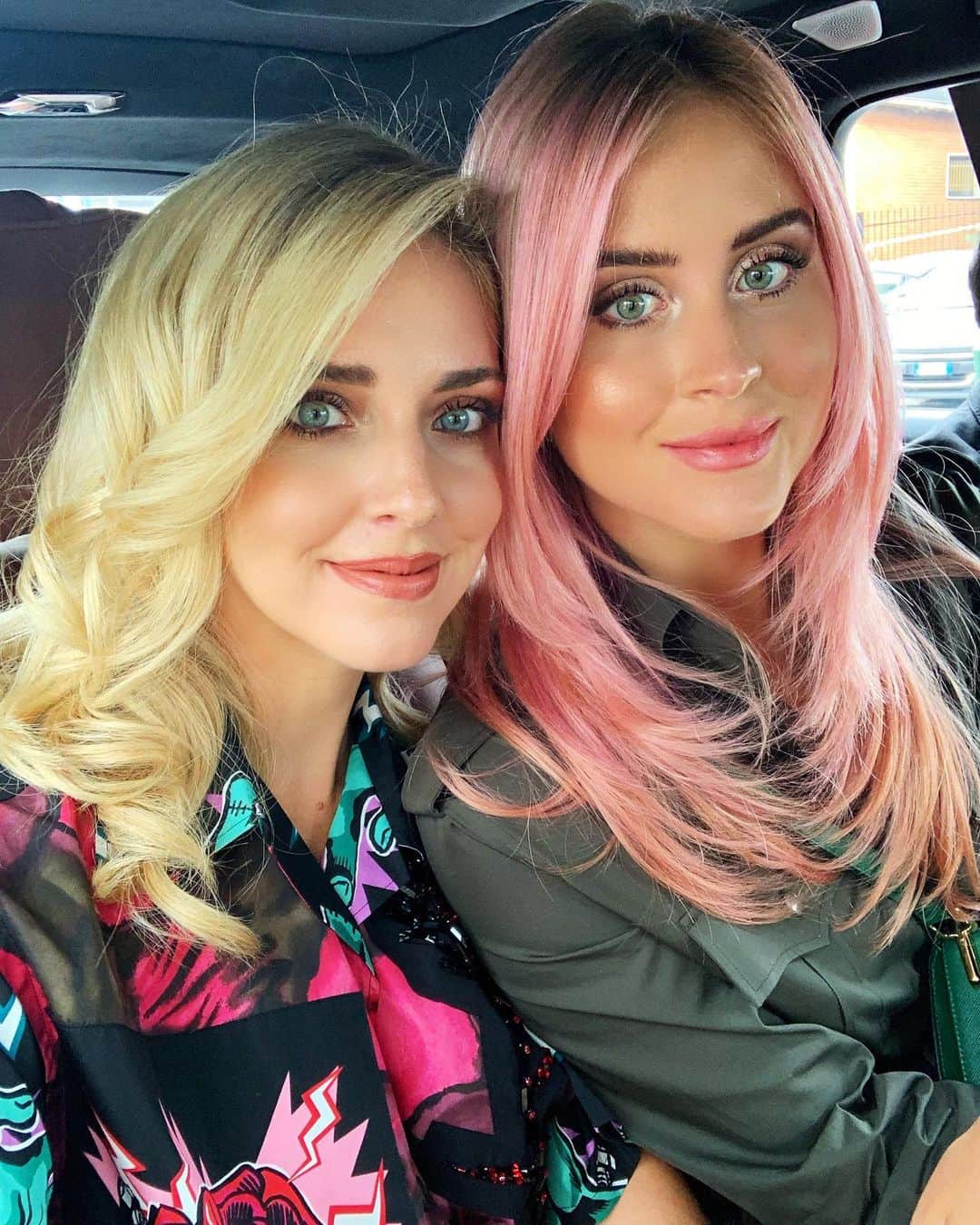 キアラ・フェラーニさんのインスタグラム写真 - (キアラ・フェラーニInstagram)「Paris Fashionweek with my pink hair sister @valentinaferragni 💘💞💖」9月24日 1時36分 - chiaraferragni
