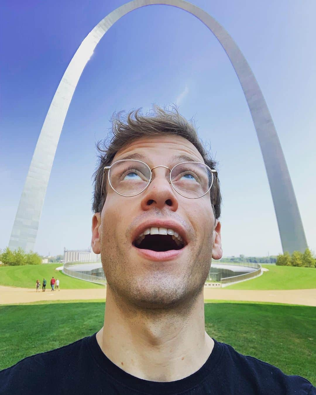 バーレット・フォアのインスタグラム：「“Arch Angel” #AngelsInAmerica . . . #stl #stlouis #arch #gatewayarch」