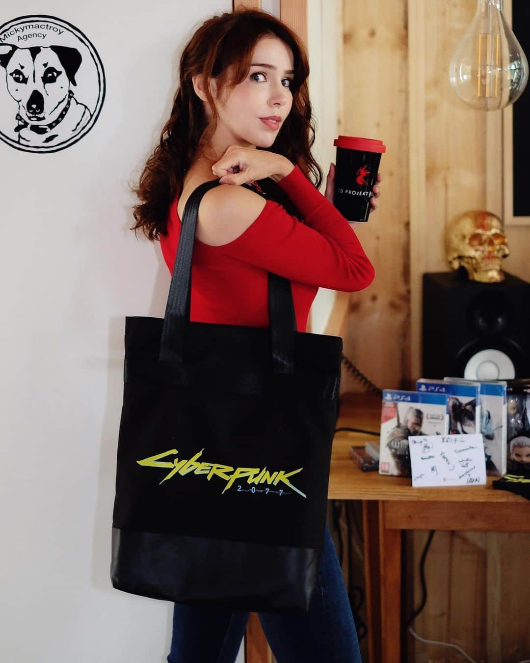 ステファニー・ヨーステンさんのインスタグラム写真 - (ステファニー・ヨーステンInstagram)「Wow, thank you for the presents @cdpred !! Love the new @cyberpunkgame merchandise ❤️🔥❤️🔥 #cdprojektred #cyberpunk2077 #witcher #merchandise #totebag #coffeemug #mickymactroy #dayattheoffice」9月24日 1時52分 - stefaniejoosten