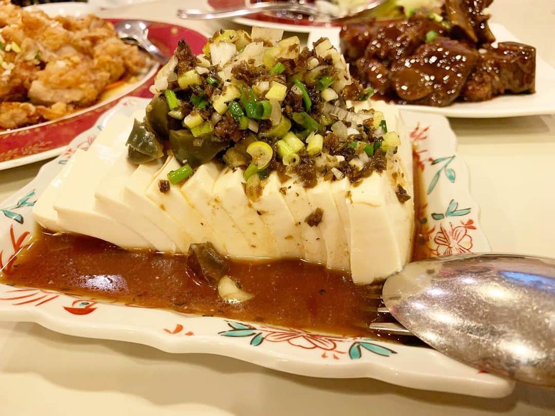 原田麻子さんのインスタグラム写真 - (原田麻子Instagram)「mamatokoスタッフとゆかいな仲間たちで、夏乗り切りましたおつかれさまー！会。  最近マツイさんが行っているお店近くの中華で。  6人で円卓囲んで 黒酢酢豚 海老マヨ 角煮 油淋鶏 春巻 空芯菜 ピータン豆腐にスペアリブ。  中華なのにサラダ好きなわたしは海鮮サラダ。  美味しくて、たらふく食べても激安で、 いっぱいしゃべって、 楽しい夜。  一人で始めた店だけれど マツイさんが来てくれて  にいやんが手伝ってくれて 今年は可愛いふたりのスタッフが来てくれたこと  環境とか、場所とか、私自身のこととか含めたら、 いま、働いてくれるスタッフがいることが  奇跡のようだ。笑  ひとりでもできる自分でいたいけれど ほんとうはまるっきりひとりでできたことなんてないのかもしれない  中華おいしい」9月24日 2時01分 - achakoko