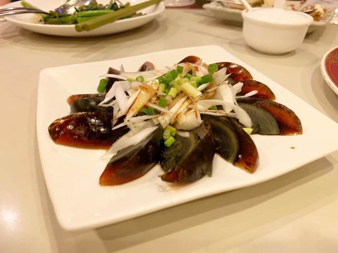 原田麻子さんのインスタグラム写真 - (原田麻子Instagram)「mamatokoスタッフとゆかいな仲間たちで、夏乗り切りましたおつかれさまー！会。  最近マツイさんが行っているお店近くの中華で。  6人で円卓囲んで 黒酢酢豚 海老マヨ 角煮 油淋鶏 春巻 空芯菜 ピータン豆腐にスペアリブ。  中華なのにサラダ好きなわたしは海鮮サラダ。  美味しくて、たらふく食べても激安で、 いっぱいしゃべって、 楽しい夜。  一人で始めた店だけれど マツイさんが来てくれて  にいやんが手伝ってくれて 今年は可愛いふたりのスタッフが来てくれたこと  環境とか、場所とか、私自身のこととか含めたら、 いま、働いてくれるスタッフがいることが  奇跡のようだ。笑  ひとりでもできる自分でいたいけれど ほんとうはまるっきりひとりでできたことなんてないのかもしれない  中華おいしい」9月24日 2時01分 - achakoko
