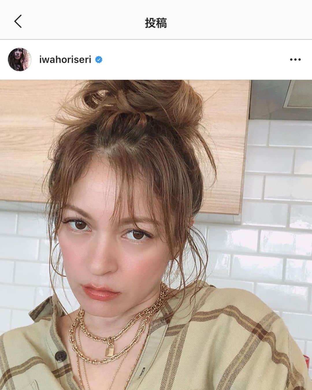 風間ゆみえのインスタグラム：「せりちゃんの投稿見て、思わず買ったチェックのブラウス。笑  チェックのシャツドレスを持っているしなぁ…と、色味も似てるしなぁ…と、買わずにいたブラウスだったけど、似たチェックのブラウスを着たせりちゃんの投稿に、惹かれて思わず買った♥️ ま、せりにはもちろんなれなかったけど😂」