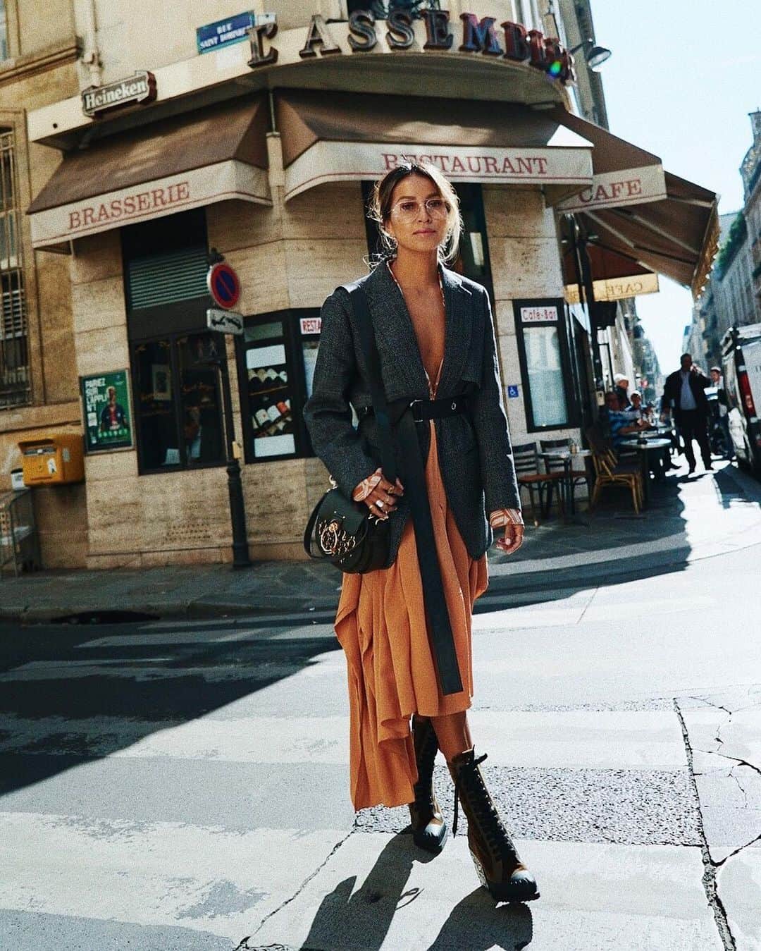 ジュリー・サリニャーナさんのインスタグラム写真 - (ジュリー・サリニャーナInstagram)「Paris fashion week this week! 🙌🏽 Here are some looks from the past! which is your fave? 💫 #pfw #streetstyle」9月24日 2時09分 - sincerelyjules