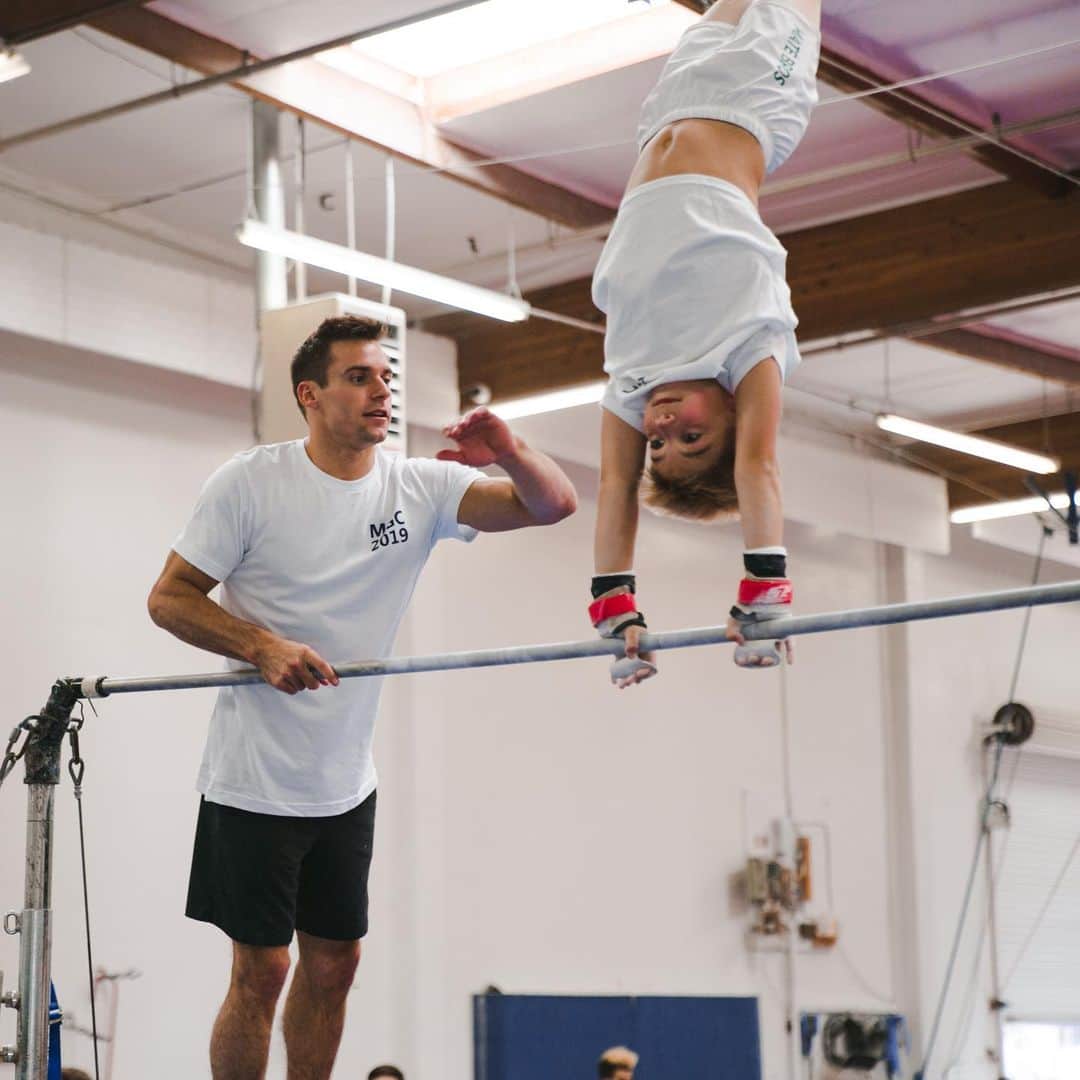 サミュエル・ミクラクのインスタグラム：「The Mikulak Gymnastics Clinics @mikulakclinics are finishing off the year with a clinic on November 2nd and 3rd at @5280.gymnastics in beautiful Colorado!  We are very grateful to the 5280 families for hosting us at their facility and encourage anyone in the region who’s considered attending to act fast.  For more information on the clinic hit the link in my bio and explore the website. See you there!」