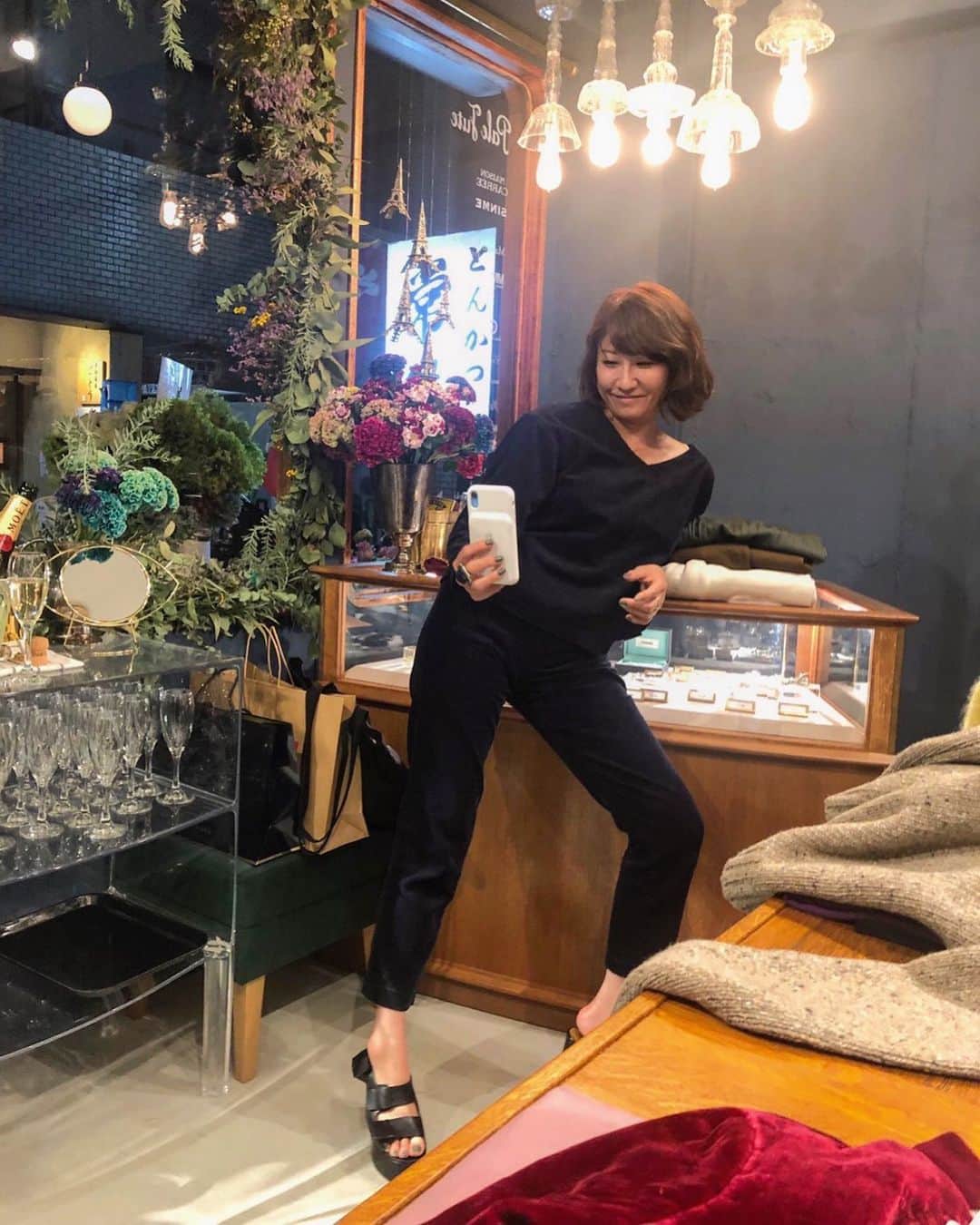 風間ゆみえのインスタグラム：「週末のpalejute にて、 @mimollet の川良編集長が撮ってくれた一枚。  Palejuteでは、脱いで着替えて、脱いで着替えてと、欲しいものばかりで、3時間も試着してたの😂 (お買いものアイテムは着たときに、追って紹介させつもらいますね‼︎). その日に着ていた写真の、ネイビーのコーデュロイのセットアップ(白とカーキもあります)は単品でトップスとパンツの展開ですが、157.5cmの私の身長で、ややクロップド丈のスッキリ見えるパンツに、シンプルなVネックのプルオーバー。脱いだ私のその服を手渡ししてくれたスタッフの人が、驚いたこと、「.軽い！軽いですね‼︎」そうなんです！着ていても、羽のように軽いんです！！ぜひ、着てみて欲しいわ♡☺️ #.羽根のように軽いコーデュロイ」