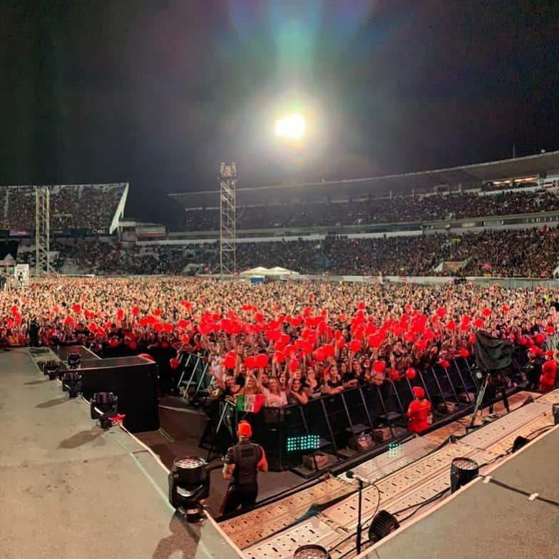 Bon Joviさんのインスタグラム写真 - (Bon JoviInstagram)「What a crowd last night in #Recife 🔥 swipe to see the entire view!」9月24日 2時36分 - bonjovi