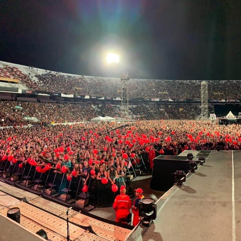 Bon Joviさんのインスタグラム写真 - (Bon JoviInstagram)「What a crowd last night in #Recife 🔥 swipe to see the entire view!」9月24日 2時36分 - bonjovi