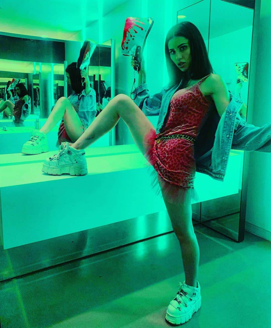 Greta Menchiのインスタグラム：「HELL IS A BAD HABIT INSIDE MY HEAD」