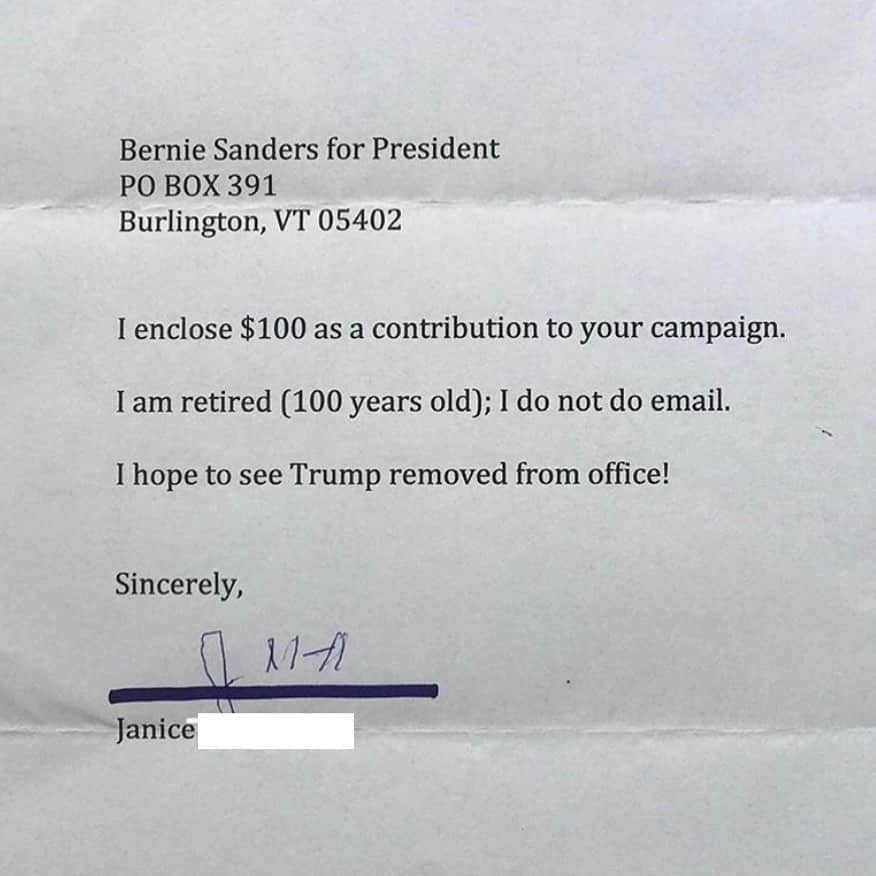 バーニー・サンダースさんのインスタグラム写真 - (バーニー・サンダースInstagram)「You don't need to be logged on to support our movement.  You can send a check or a note to PO Box 391, Burlington, VT 05402. 📸 via @berniemailroom」9月24日 2時41分 - berniesanders