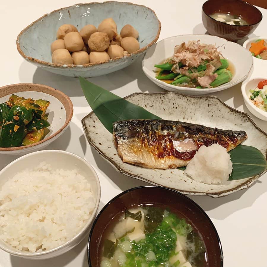 高木りなのインスタグラム：「#かーちゃんと息子のふたりごはん 鯖の塩焼き、里芋煮、オクラのおひたし、きゅうりのラー油和え、豆腐とほうれん草のお味噌汁、ポテトサラダ。 The 和食な健康ごはんでした🙏🏻✨ #엄마와아들식단  건강한 일식 메뉴~! . . . #rinastable #dinner #homecoming #la #losangeles #california #리나스테이블 #저녁 #집밥 #육아일기 #일기 #엘에이 #로스앤젤레스 #晩ごはん #おうちごはん #日記 #ロサンゼルス #カリフォルニア」
