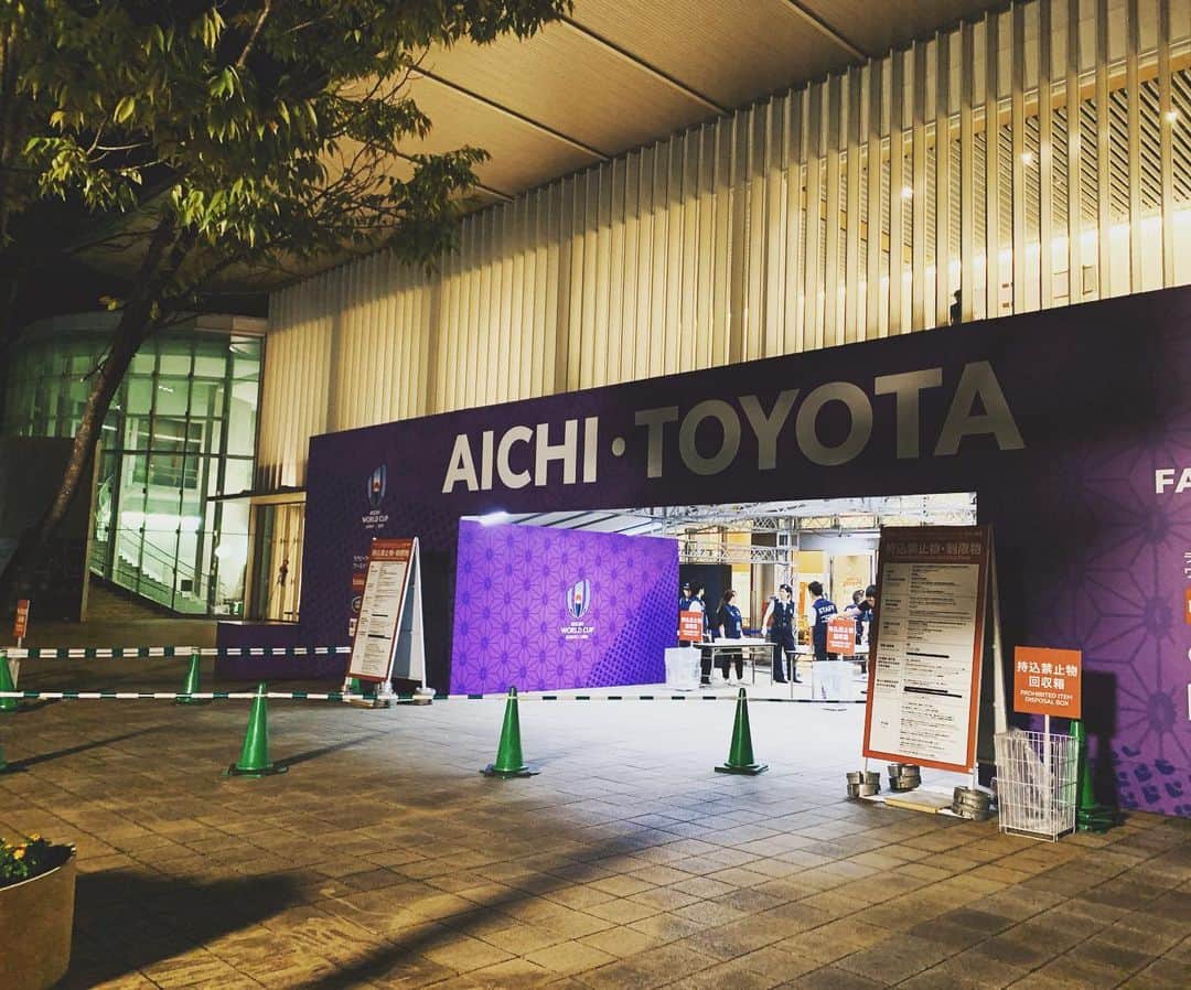 小椿希美のインスタグラム：「・ 昨日は、 ラグビーワールドカップ2019 ファンゾーンで ウェールズ代表vsジョージア代表の パブリックビューイングの トークショーMCを 担当させていただきました✨ ・ ラグビーワールドカップアンバサダーの 梶原宏之さんと松田努さん。 トヨタ自動車ヴェルブリッツの タウファ・オリヴェ選手と 岩村昂太選手。 開催都市特別サポーターの SKE48のみなさん。 矢野きよ実さんと ご一緒させていただきました✨ ・ （みなさんと写真撮り忘れてしまって…😢 帰り際に会場入り口を撮った 内容と写真に温度差のある投稿です😂） ・ 試合中は、山梨学院大監督で ラグビーW杯1995では オールブラックス戦で2トライを あげたレジェンド 梶原さんにお話を聞きながら 私もパブリックビューイングで 試合を観戦しました🏉 元ラグビー日本代表をお隣に 解説いただき、さらに質問攻めという 贅沢な状況に😳 梶原さん、本当にありがとうございました！ ・ ラグビー観戦は、初心者なので もう疑問がいっぱい！ スクラムの強さって何？ タックルの衝撃ってどのくらい？ 応援の仕方ってあるの？ なんでビールなの？ ルールは、もちろん ラグビーにまつわるいろんなことを 教えていただき、 ラグビー観戦がもっと 楽しくなりました✨✨ ・ 会場も半分くらいが ラグビー観戦ははじめて！の方で 日本で豊田で ワールドカップが開催されている という関心の高さを 肌で感じました！ そして、外国の方もたくさん いらしていて☺️☺️ 豊田市に向かう電車の中は、 外国に来ているような 不思議な感覚でした。 ・ 次回の28日 南アフリカ代表vsナミビア代表も パブリックビューイングに 参加します😊 また豪華なゲストの方々との トークショーもあるので ぜひファンゾーンに お越しください✨ ・ #ラグビーワールドカップ2019  #ラグビーワールドカップファンゾーン #中京テレビ #梶原宏之さん#松田努さん #トヨタ自動車ヴェルブリッツ #タウファオリヴェ選手  #岩村昂太選手 #開催都市特別サポーター #ske48#斉藤真木子さん #矢野きよ実」
