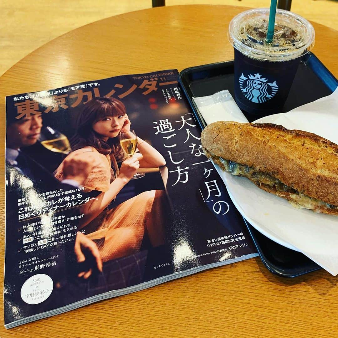 くろさんのインスタグラム写真 - (くろInstagram)「☕️スタバランチ🥖 📚BOOK & CAFE☕️ #石窯フィローネスモークチキンきのこ ←ソースが美味しい😋 #OneMoreCoffee #ワンモアコーヒー #アイスドリップ #アイスドリップトール #アイスドリップコーヒー  #東京カレンダー #大人な一ヶ月の過ごし方 #指原莉乃 #東野幸治 #starbucks #starbuckscoffee #スタバ #スターバックス #スターバックスコーヒー #スタバランチ #新橋ランチ #スターバックスコーヒーTSUTAYA新橋店」9月24日 12時14分 - m6bmw