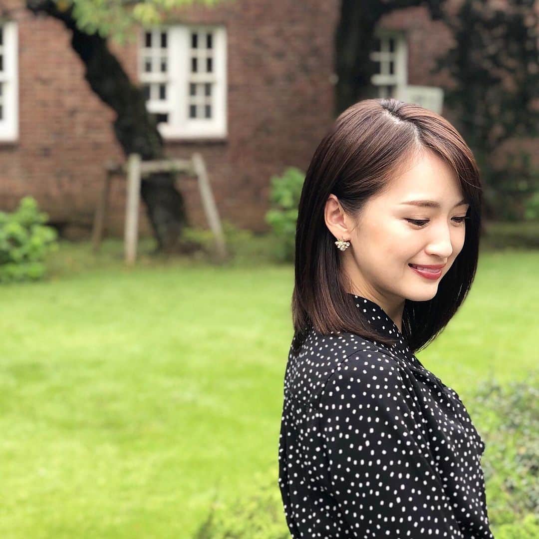 花岡維生のインスタグラム：「またまた美髪研究☺️✨ ハーブガーデン🌿の オーガニックシャンプー＆コンディショナーを使ってみました✨ 東京大学の博士号を取得された方によって開発されたという、水一滴にまでこだわった天然１００％ハーブティーで作られたシャンプー。 髪のダメージや頭皮の健康も気になっていたので、髪や皮膚と同じアミノ酸の洗浄成分なのも嬉しい🙆‍♀️💓 優しく洗えて、毛先までしっとりまとまります♡ コンディショナーは、頭皮に馴染ませて、ヘッドマッサージに使えるのもすごい😊🧡 ハーブの香りが広がって、すっごくリラックスできます🌿✨ @herbgarden_organic #ハーブガーデンシャンプー #シャンプー #頭皮ケア #ヘアケア #オーガニックコスメ #PR #ノンシリコン #ボタニカル #オーガニック #ヘッドスパ #アロマ #トリートメント #美髪研究 #美髪ケア #organicshampoo」