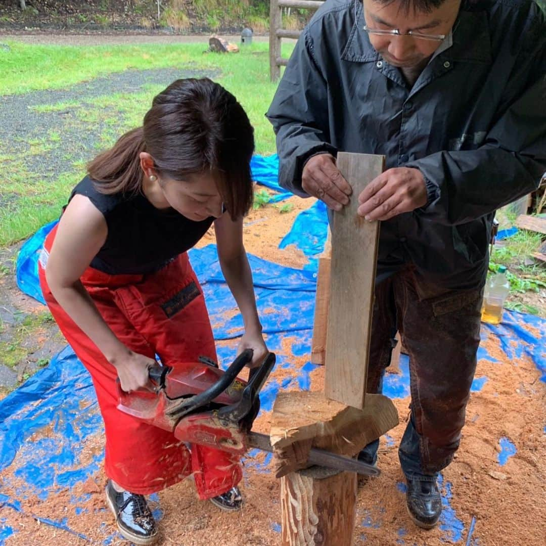 竹崎由佳さんのインスタグラム写真 - (竹崎由佳Instagram)「・・・ お休みの日に初めてチェンソーアートをしました😍 チェンソーアートの大会で入賞したこともある叔父に教わりながら 下絵→削るを繰り返し、3時間半かけて、なんとか丸太が猫になりました🐈 細かい目や鼻はほとんど叔父さんにやってもらいました😂  静かな森の中で、大きな音を出すって快感🥺✨木屑まみれになるのも楽しいです♪  #作品は実家へ #我が家の9匹目の猫になりました #ノースリーブで気合いを入れて行ったら格好それで大丈夫と心配されました #両腕パンパン #月1でいきたいな〜♪」9月24日 12時21分 - yuka__takezaki