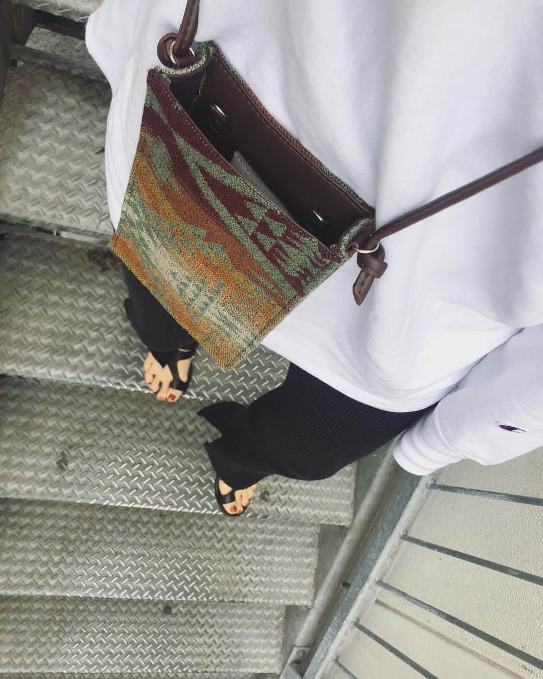 のインスタグラム：「最高に使いやすいペンドルトンとチャンピオンさん。 ロンTはアウトで着るのがやはり好き🤔 シンプルだから柄が映えるねぇ😇  #mihonano #お袖長め族」
