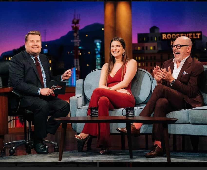 レイク・ベルのインスタグラム：「Somebody said something funny. @rob_corddry & I discuss spitting in other people’s mouthes. You heard me. @latelateshow @blessthismesstv」