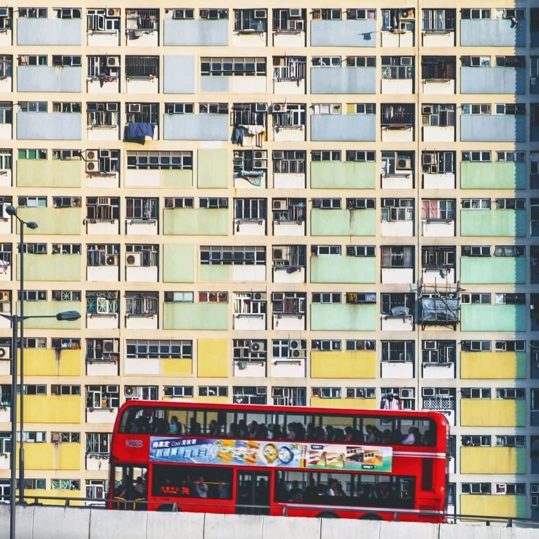 Discover Hong Kongさんのインスタグラム写真 - (Discover Hong KongInstagram)「Loving these rainbow colours! 來看彩虹邨的鮮明色彩！ 📷: @jefthth #DiscoverHongKong #repost」9月24日 13時01分 - discoverhongkong