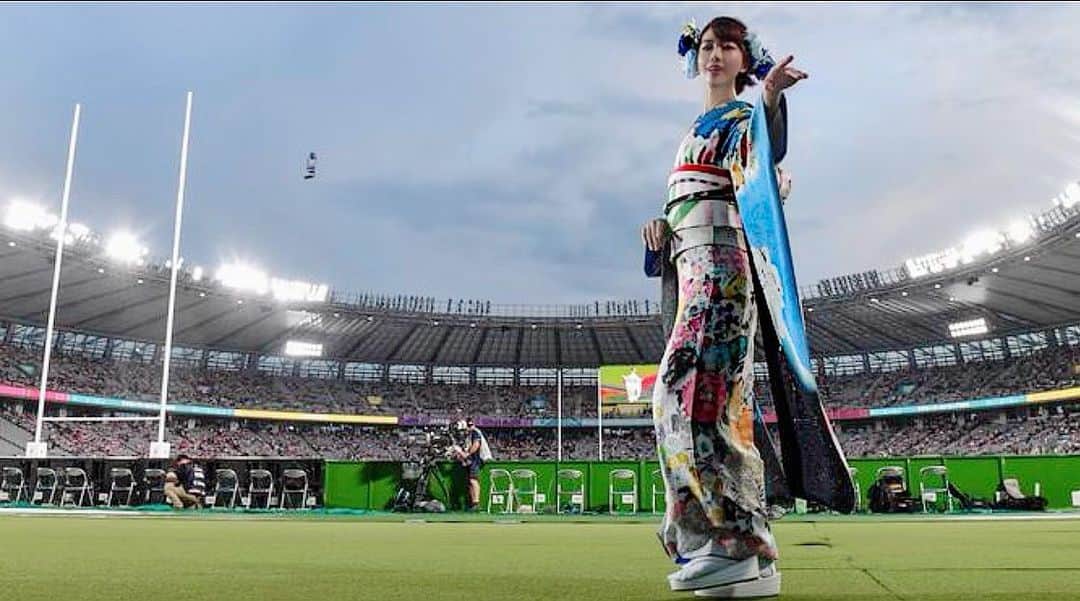 坂地久美さんのインスタグラム写真 - (坂地久美Instagram)「「 #ラグビーワールドカップ（ #ＲＷＣ ）2019」が始まりましたね❤️ 世界で約40億人が視聴し、夏季五輪・サッカーＷ杯と並ぶ“世界３大スポーツイベント”と言われているそうです💕  アジア初の開催となる日本では、開幕戦の日本対ロシア戦（20日）も、21日（日）から22日（月）の日本代表以外の３試合も、放送は想定以上に多くの視聴者を集めたそうです✨❤️✨ 私は、　#ラグビーワールドカップ2019日本大会 プレイベントにて、お着物で歩かせて頂きましたっ👘💕 このお写真の私は、海外メディアに掲載されたものをシェアさせて頂きます💖  ラグビーワールドカッププレイベントでは、#ブルーインパルス の展示飛行もありましたよっ✈️ 28日の日本対アイルランドは、私もスポーツバーで盛り上がって観戦したいと思います❣️ #RWC2019  #RWC東京  #ラグビーワールドカップ2019 #w杯 #worldcuprugbyjapan2019 #worldcuprugby #ワールドカップ開会式　#世界３大スポーツイベント #東京スタジアム　#プレイベント　#ブルーインパルス　#ブルーインパルス展示飛行 #着物ショー　#坂地久美　#sakachikumi」9月24日 13時04分 - sakachikumi
