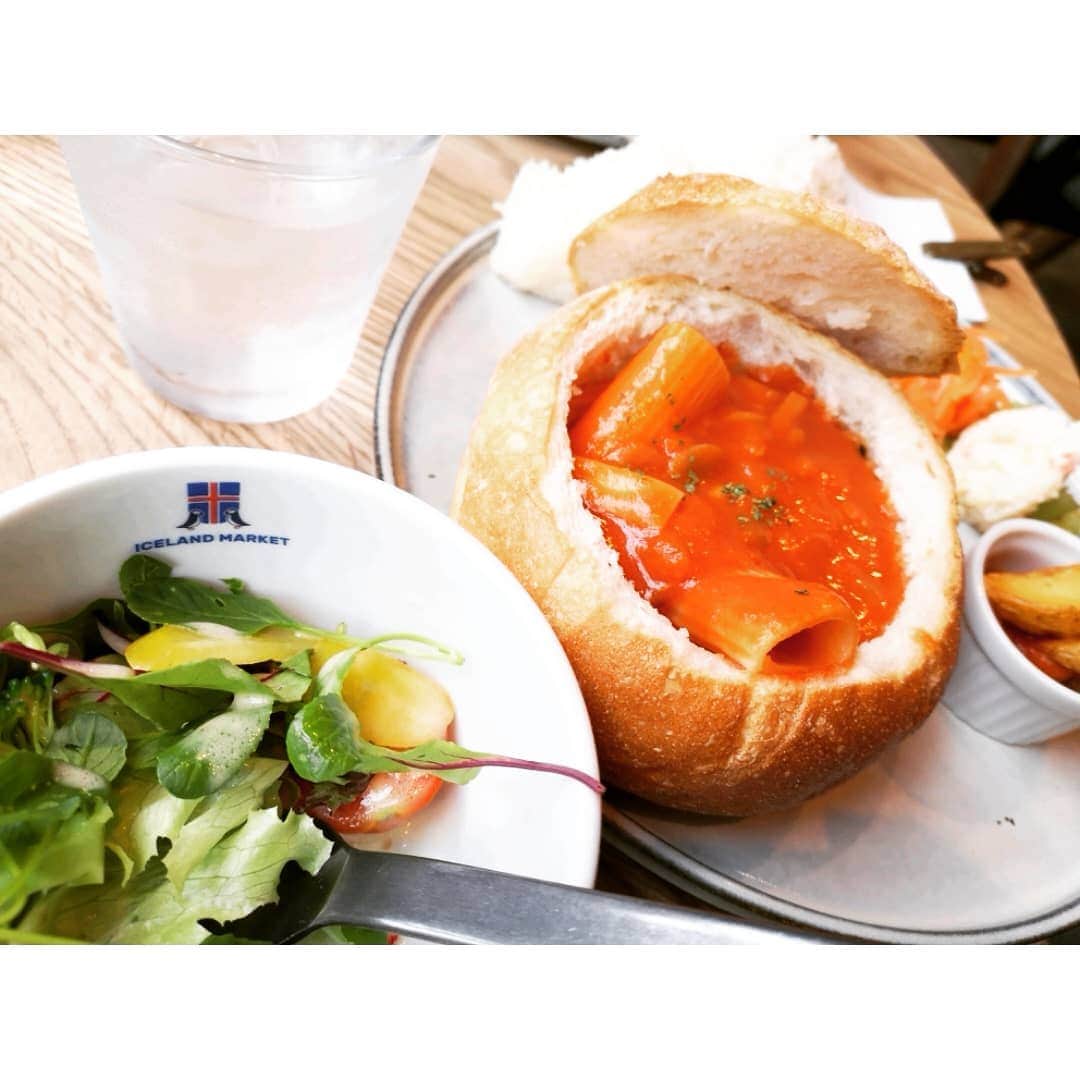 鬼頭由芽さんのインスタグラム写真 - (鬼頭由芽Instagram)「愛知に来たら絶対行きたかった 🇮🇸アイスランドマーケット🇮🇸 ・ アイスランドにまつわる本や雑誌、雑貨など 100％アイスランドなカフェで幸せでした🥺✨ ・ アイスランドでも食べた パンをくりぬいて作ったスープボウル💕 固すぎず、サクサクのフランスパンが最高🥺✨ ・ このパンのボウルとかラムスープとか流行りそうだし もっとアイスランドのお店が増えたらいいな🥺✨ #アイスランド #アイスランドマーケット #icelandmarket #iceland」9月24日 13時25分 - xxyumeyumexx