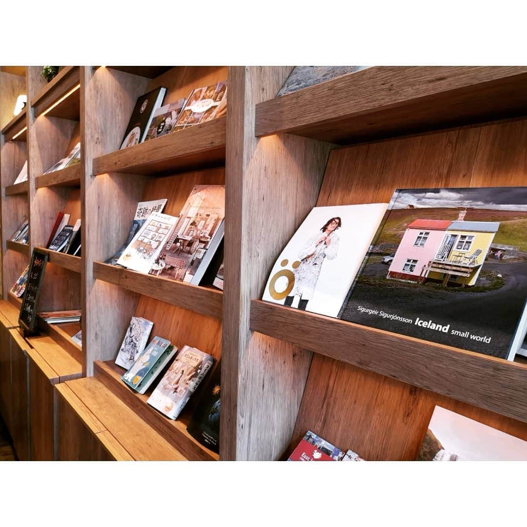 鬼頭由芽さんのインスタグラム写真 - (鬼頭由芽Instagram)「愛知に来たら絶対行きたかった 🇮🇸アイスランドマーケット🇮🇸 ・ アイスランドにまつわる本や雑誌、雑貨など 100％アイスランドなカフェで幸せでした🥺✨ ・ アイスランドでも食べた パンをくりぬいて作ったスープボウル💕 固すぎず、サクサクのフランスパンが最高🥺✨ ・ このパンのボウルとかラムスープとか流行りそうだし もっとアイスランドのお店が増えたらいいな🥺✨ #アイスランド #アイスランドマーケット #icelandmarket #iceland」9月24日 13時25分 - xxyumeyumexx