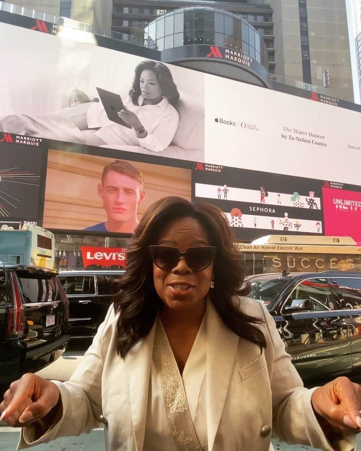 オプラ・ウィンフリーのインスタグラム：「An @apple moment in the Big Apple! My @oprahsbookclub pick “The Water Dancer” by @tanehisipcoates is already #1 on @applebooks! Tap the link in my bio to get a copy 📚🍏📚🍎📚 #ReadwithUs」