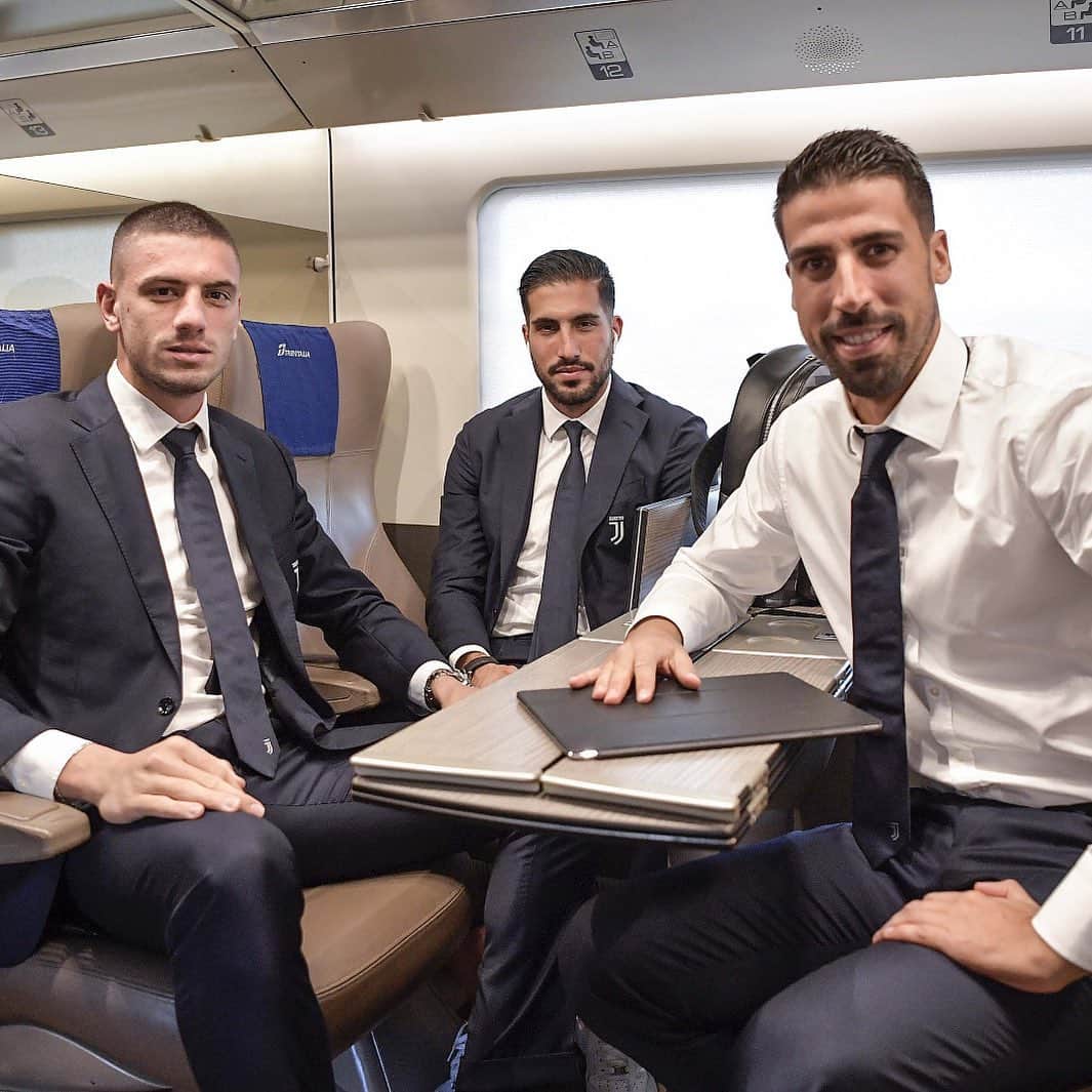 エムレ・カンのインスタグラム：「With my two amici on route to another important away game! #EC23 #WeCan」