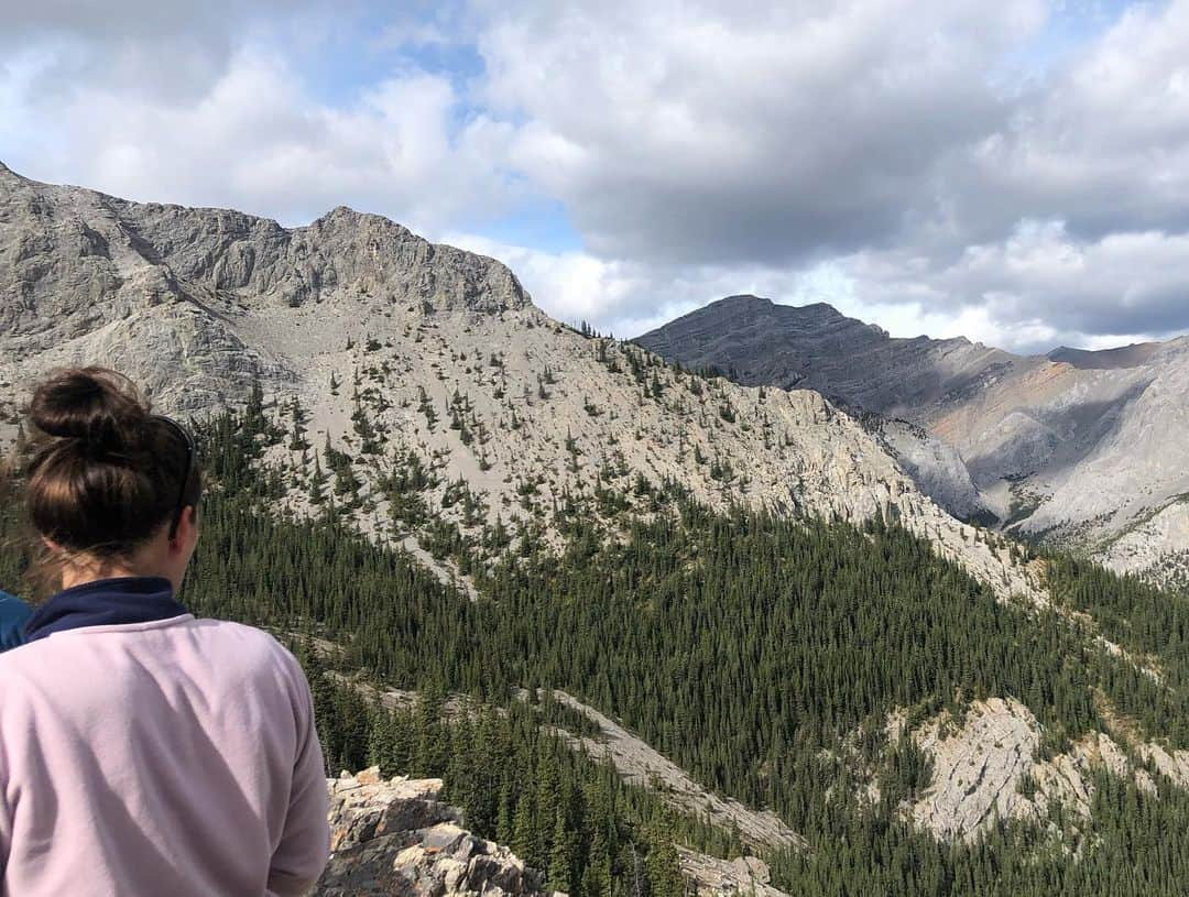 ヘイリー・ベルさんのインスタグラム写真 - (ヘイリー・ベルInstagram)「Recovery hikes are a thing right? . . . #explorealberta #kananaskis #canadianrockies #yamnuska」9月24日 5時02分 - hayleighbell