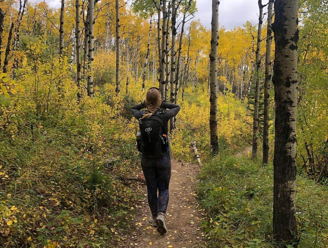 ヘイリー・ベルさんのインスタグラム写真 - (ヘイリー・ベルInstagram)「Recovery hikes are a thing right? . . . #explorealberta #kananaskis #canadianrockies #yamnuska」9月24日 5時02分 - hayleighbell