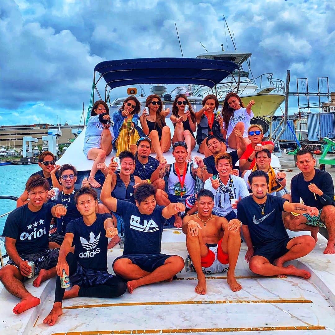 のインスタグラム：「. 平成8年🏖🌈 みんな家族でみんな仲良し😭❤️ この年代に産まれて本当に良かった🍋 . #平成8年 #クルージング #同級生」