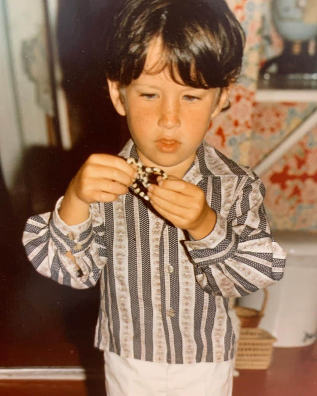 アンダーソン・クーパーさんのインスタグラム写真 - (アンダーソン・クーパーInstagram)「The day i got a pet snake. His name was Sam, but i couldn’t pronounce certain letters, so when i talked to him, i called him “Tham.” I was so excited when i got him, and my dad overheard me whispering to the snake, “Tham, is dis all a dweam?”」9月24日 5時12分 - andersoncooper