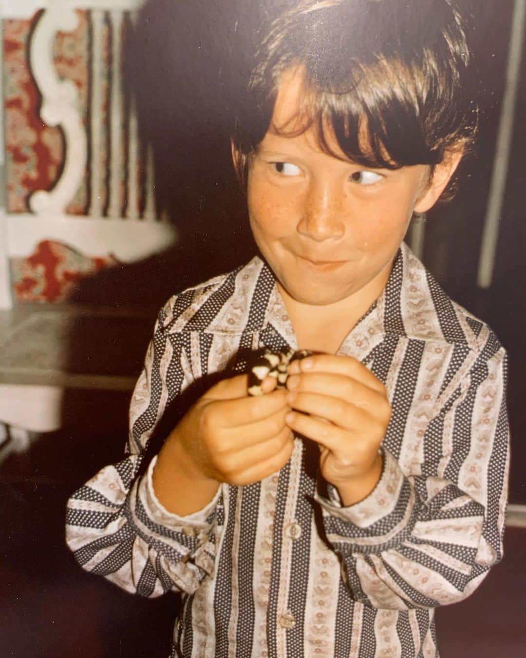 アンダーソン・クーパーのインスタグラム：「The day i got a pet snake. His name was Sam, but i couldn’t pronounce certain letters, so when i talked to him, i called him “Tham.” I was so excited when i got him, and my dad overheard me whispering to the snake, “Tham, is dis all a dweam?”」
