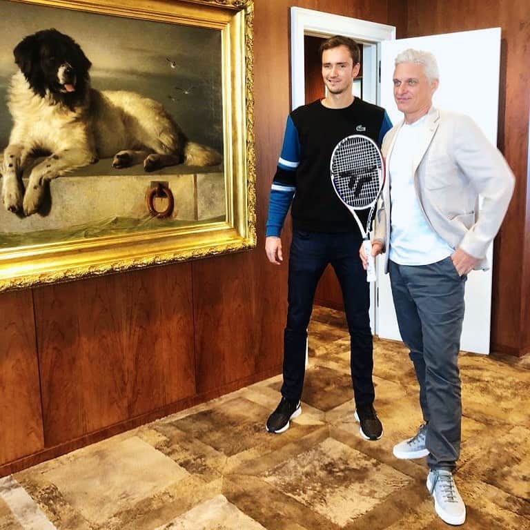 ダニール・メドベージェフのインスタグラム：「I am so excited to become part of the Tinkoff family💪👍 More details will follow tomorrow.  Так круто стать частью команды Тинькофф! Все детали расскажу завтра💪👍 @tinkoffbank」