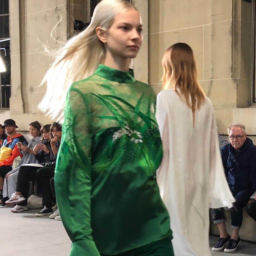 装苑さんのインスタグラム写真 - (装苑Instagram)「パリ・ファッションウィーク SS 2020が今日からスタート。  日本から参加した Mame Kurogouchi（マメ）はオフィシャルカレンダーでの初ショーで、 「包む」という概念を表現したコレクションを披露。  和菓子のデリケートな装丁からインスパイアされたドレスなども提案された。  #PARISFASHIONWEEK #SS2020 #MAMEKUROGOUCHI」9月24日 5時35分 - soenonline