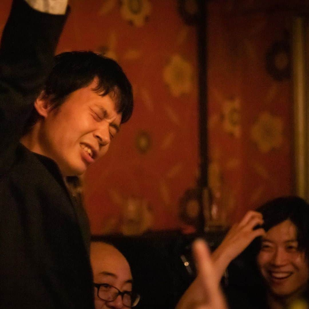 房野　史典さんのインスタグラム写真 - (房野　史典Instagram)「9/22に、キンコン西野さんのサロンメンバーが集まっての音楽会があり、MCやってきました。 3バンドが出演したんですが、基本的にこの会は、幻冬舎の偉い人タテノさん（常務？専務？）が、毎回緊張で震えながらバンドに挑戦する姿を、演者とお客さん全員で応援するという趣旨のものです。 おじさんが頑張って演奏して熱唱するチャレンジに、その場にいる全員が毎度胸打たれます。  僕MCですが、最初っから飲んでるので、終わるころには完全に出来上がってます。 打ち上げでは、ギターを引っさげてるSHOWROOMの前田に「房野さんリクエストください。で房野さん歌って」と促されるんで、GLAY、尾崎、アジカン、T-ボラン、あいみょん……などをマイクもなしに歌いまくって大酔っ払いです。 作家の山口トンボも熱唱して前田裕二のギターの気持ち良さにやられてました。 で、最後大笑いです。  素敵な写真を撮ってくれた人たちをハッシュタグであげときます。 どの写真が誰のとかわかんなくてごめんよ。  #写真使わせてもらったのは #カメラマンおかざきゆか #イシヅカマコト #マタヒラタカマサ #田村有樹子 #だよ #前田裕二 #山口トンボ #キングコング西野亮廣 #エンタメ研究所 #おとぎ町の素敵な音楽会 #マジで楽しかった」9月24日 5時28分 - bounofuminori1980