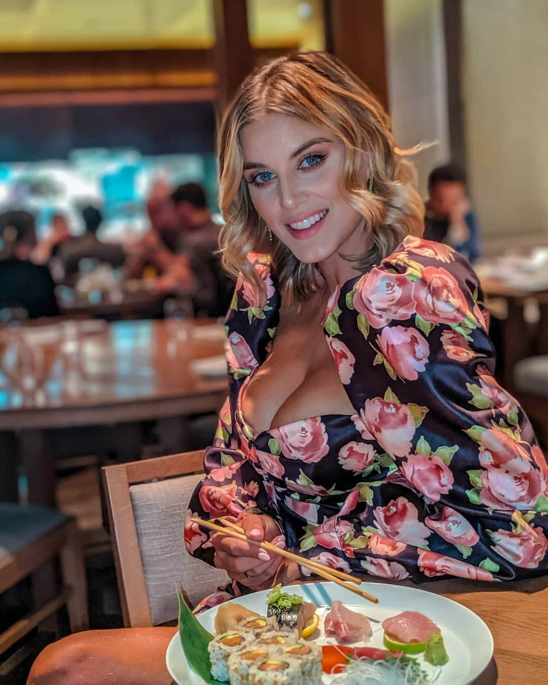 Ashley Jamesさんのインスタグラム写真 - (Ashley JamesInstagram)「If I ever found myself on death row, I'd probably have sushi as my last meal. Plus a cheese board, a chicken Tikka masala, a chicken shawarma from Maroush, a canteloupe melon (pre chopped), a bottle of pale rosé,  and a shot or two of tequila with a slice of orange, and some fig rolls (controversial choice, sure!). 🍣💁🏼‍♀️🍊 Not that I'd ever be naughty enough to be on death row. I HATE breaking the rules, I go I to a state of panic! I'm such a loser.😂 What would your last meal be?  Also, dream dress by @houseofcb [gifted]. I am OBSESSED with everything they bring out at the moment. 😍✨」9月24日 5時30分 - ashleylouisejames