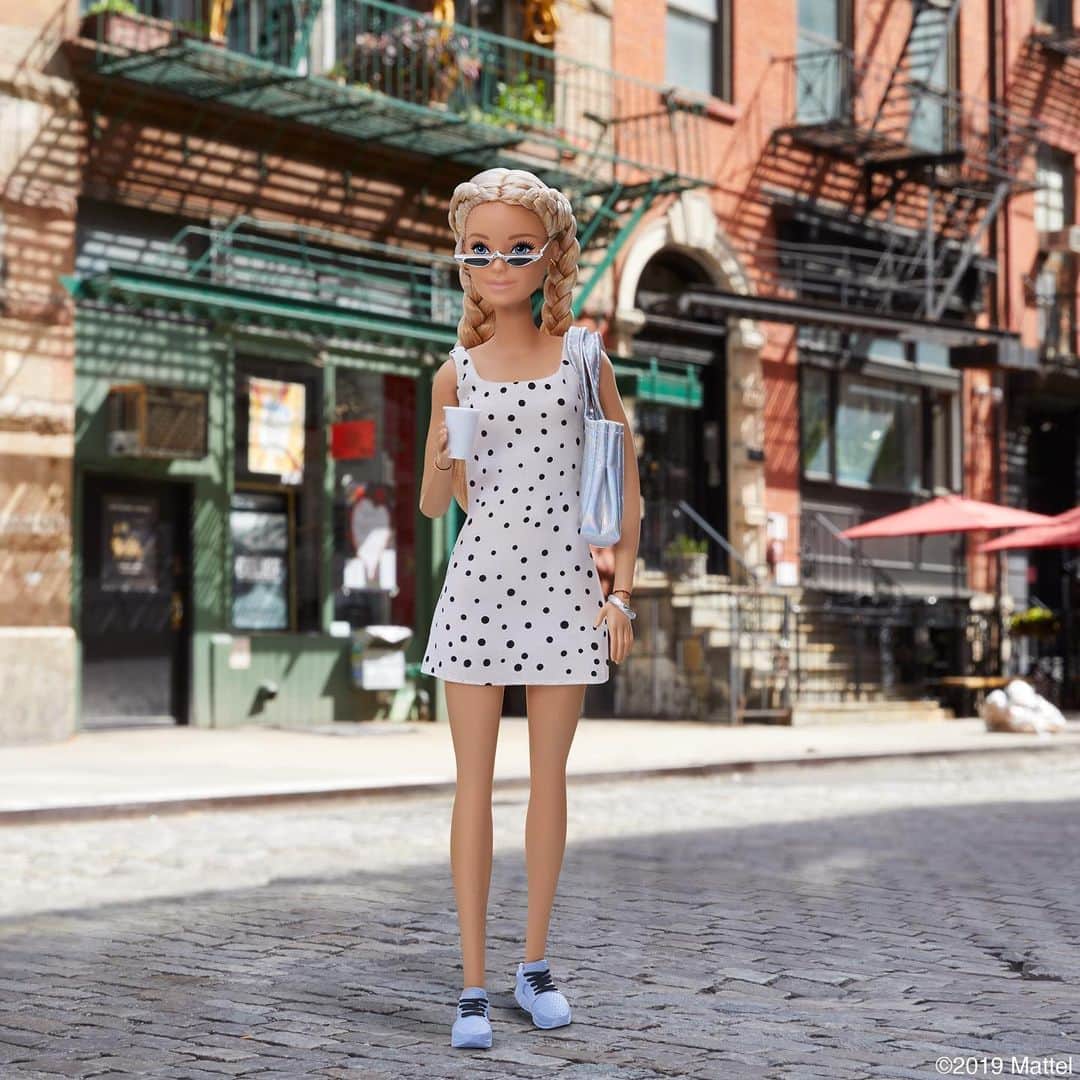 バービーさんのインスタグラム写真 - (バービーInstagram)「It’s 80+ degrees in New York today, this look is ready for the concrete jungle!☀️#barbie #barbiestyle」9月24日 5時42分 - barbiestyle
